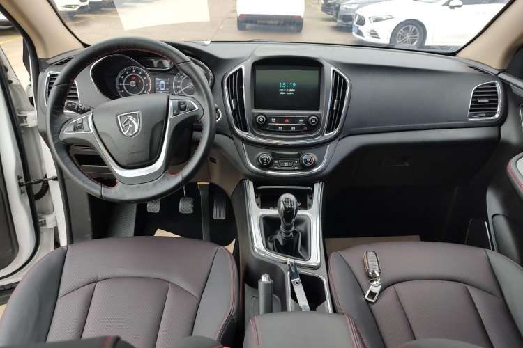 Used Baojun 560 2016 1.5T Manual Luxury Model Center Console