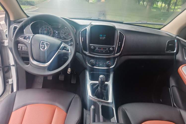 Used Baojun 560 2016 1.5T Manual Elite Edition Center Console