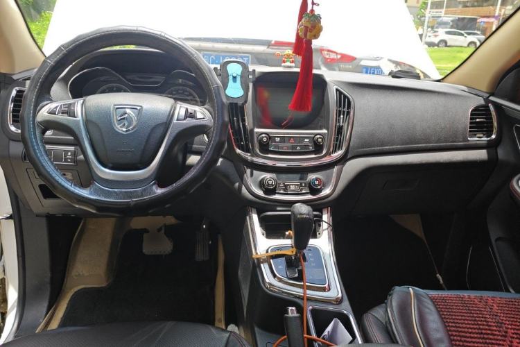 Used Baojun 560 2016 1.8L iAMT Luxury Model Center Console