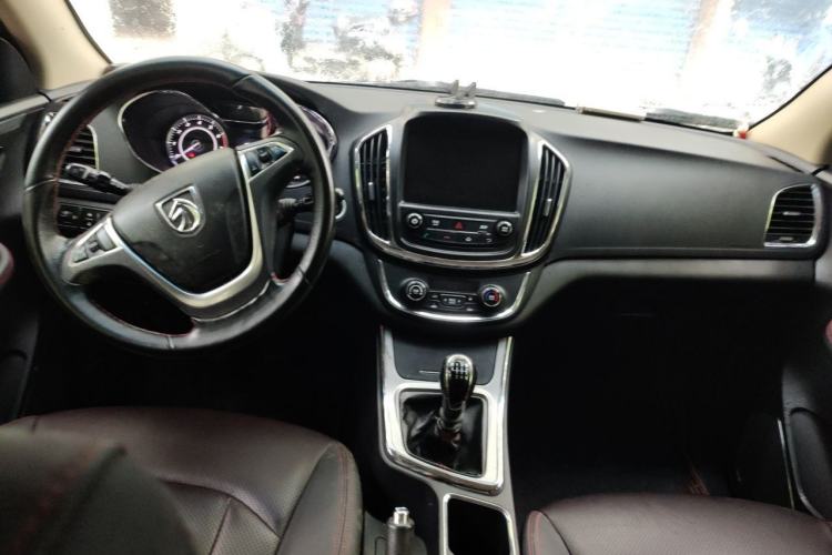 Used Baojun 560 2016 1.5T Manual Luxury Model Center Console