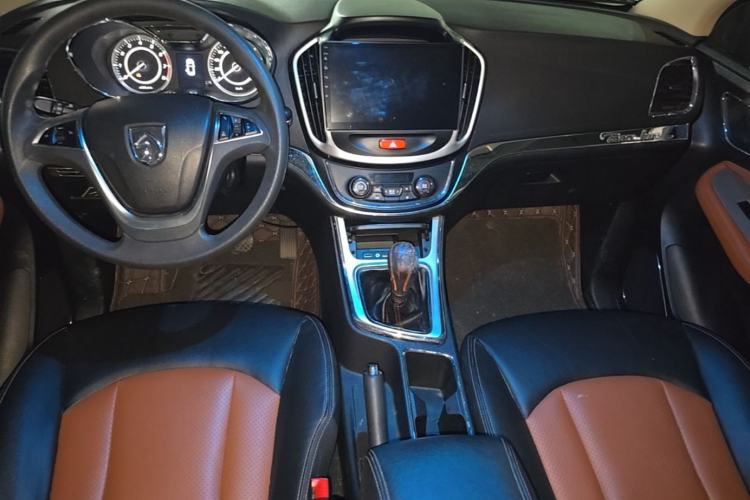 Used Baojun 560 2016 1.8L Manual Elite Edition Center Console