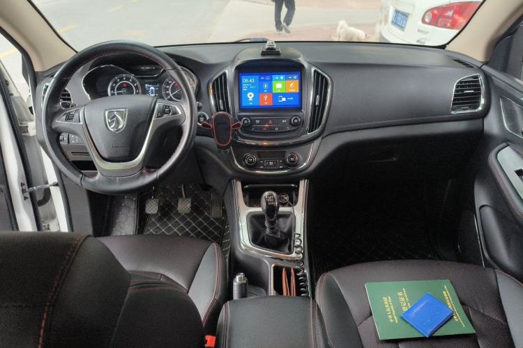 Used Baojun 560 2016 1.5T Manual Luxury Model Center Console