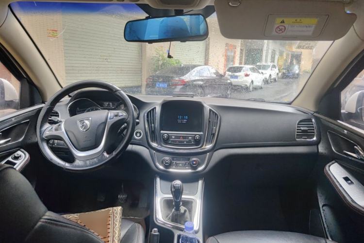 Used Baojun 560 2016 1.8L Manual Luxury Edition Center Console