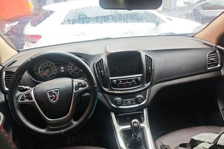 Used Baojun 560 2016 1.8L Manual Luxury Edition Center Console