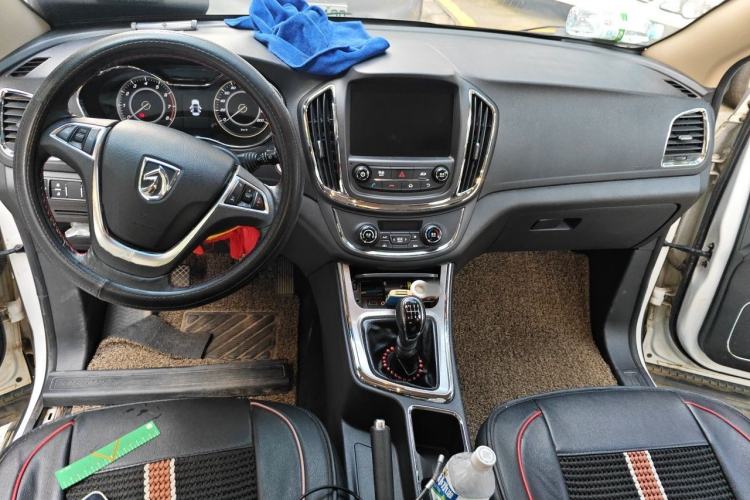 Used Baojun 560 2016 1.8L Manual Luxury Edition Center Console