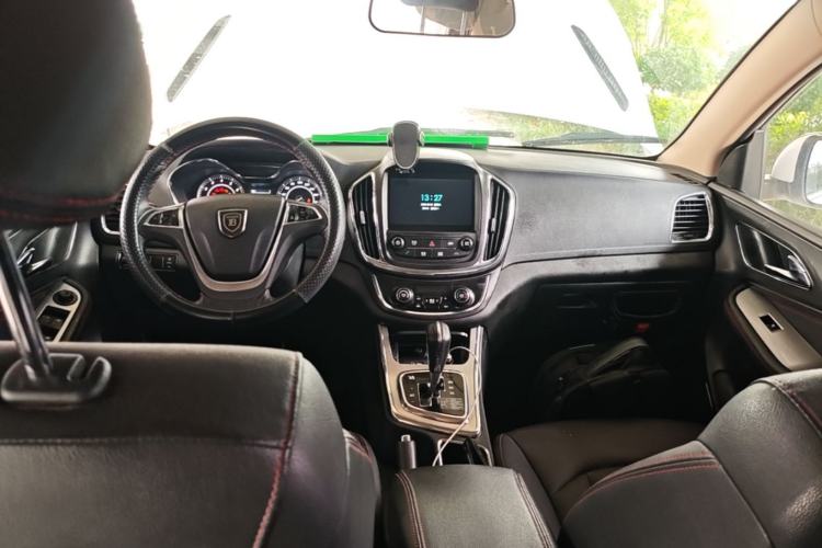Used Baojun 560 2016 1.8L iAMT Luxury Model Center Console