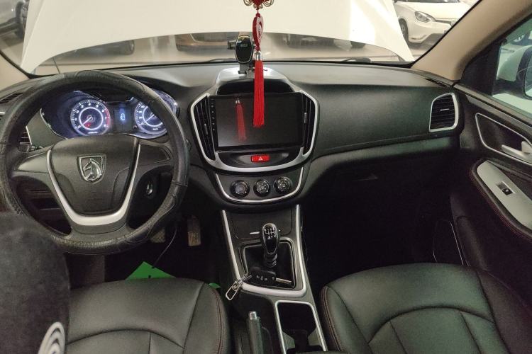 Used Baojun 560 2016 1.5T Manual Comfort Edition Center Console