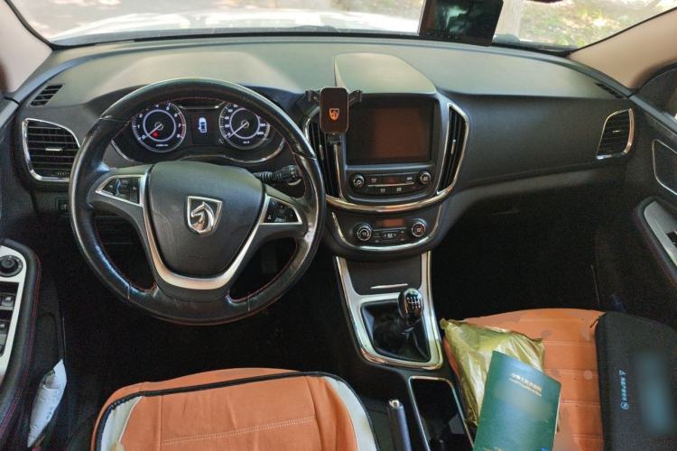 Used Baojun 560 2016 1.5T Manual Luxury Model Center Console