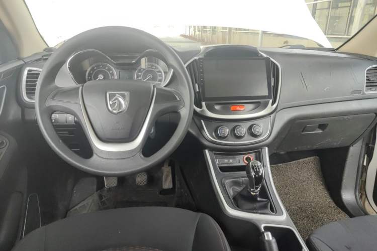 Used Baojun 560 2016 1.8L Manual Value Edition Center Console