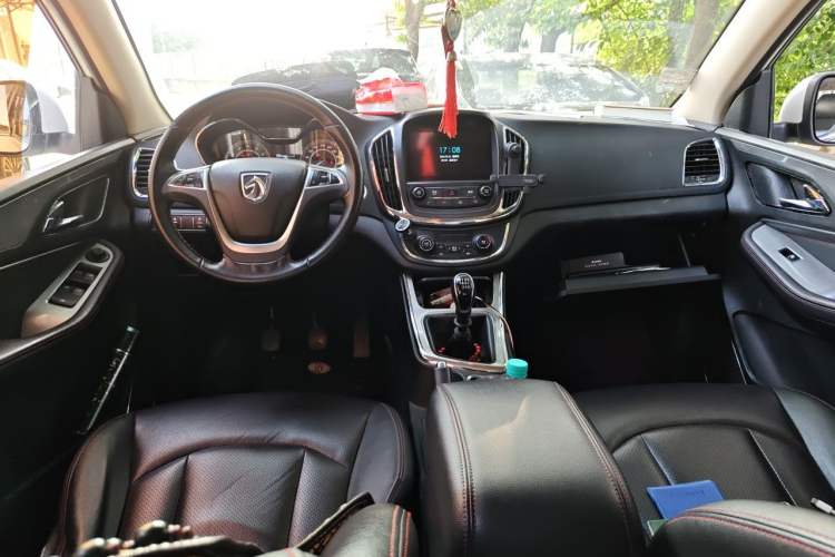 Used Baojun 560 2016 1.8L Manual Luxury Edition Center Console