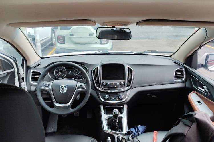 Used Baojun 560 2016 1.5T Manual Elite Edition Center Console
