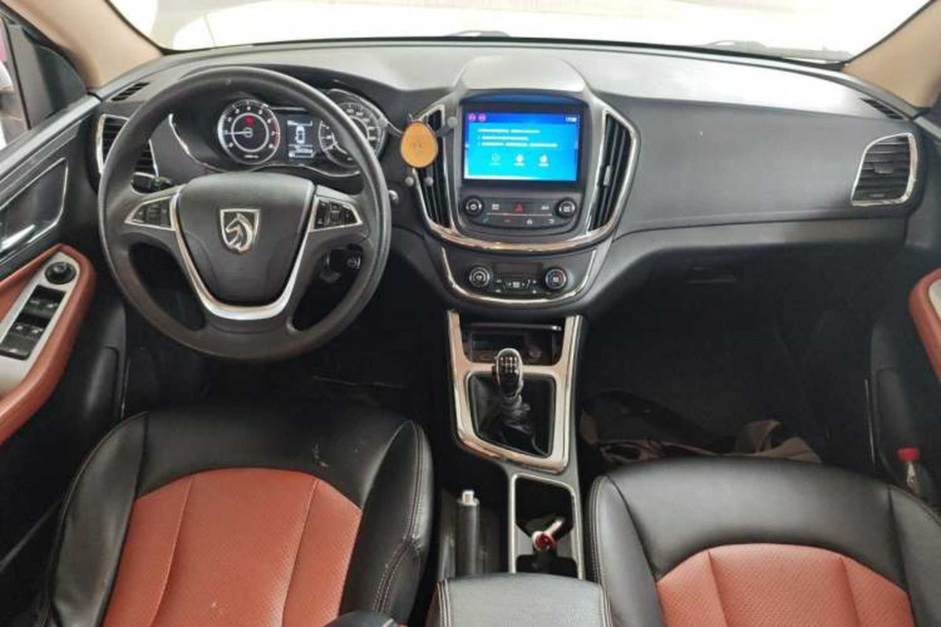 Used Baojun 560 2016 1.5T Manual Elite Edition Center Console