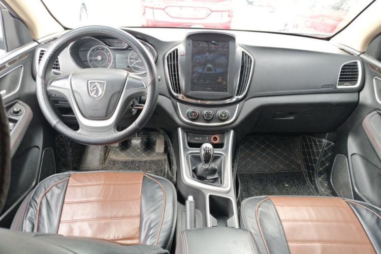 Used Baojun 560 2016 1.8L Manual Value Edition Center Console