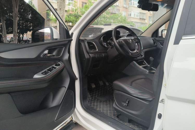 Used Baojun 560 2016 1.5T Manual Luxury Model Driver Seat