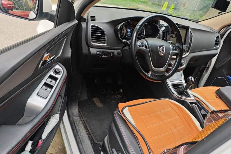 Used Baojun 560 2016 1.5T Manual Luxury Model Driver Seat