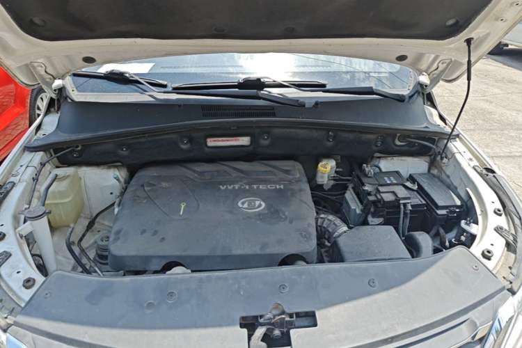 Used Baojun 560 2016 1.8L iAMT Luxury Model Engine Bay