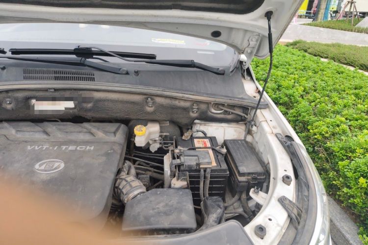 Used Baojun 560 2016 1.8L iAMT Luxury Model Engine Bay Left