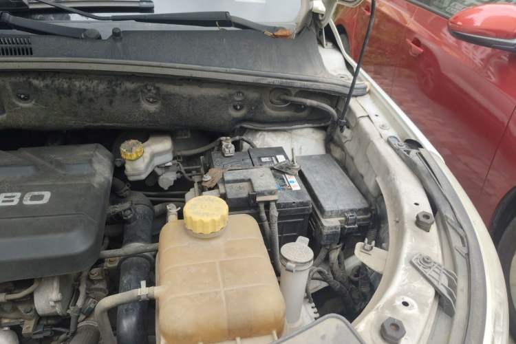 Used Baojun 560 2016 1.5T Manual Luxury Model Engine Bay Left