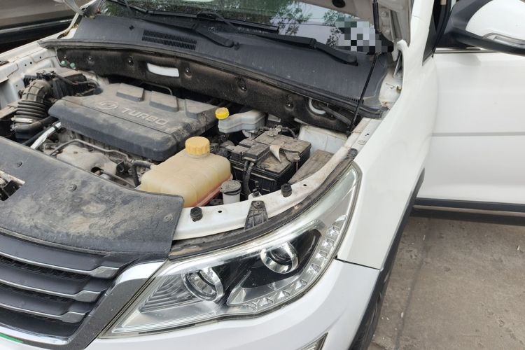 Used Baojun 560 2016 1.5T Manual Luxury Model Engine Bay Left