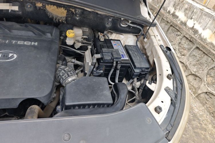 Used Baojun 560 2016 1.8L iAMT Luxury Model Engine Bay Left