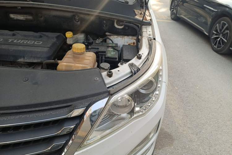 Used Baojun 560 2016 1.5T Manual Elite Edition Engine Bay Left