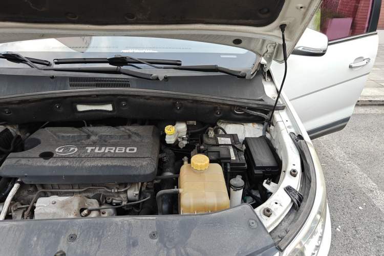 Used Baojun 560 2016 1.5T Manual Luxury Model Engine Bay Left