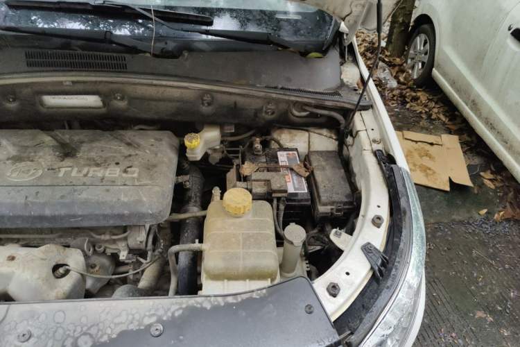 Used Baojun 560 2016 1.5T Manual Luxury Model Engine Bay Left