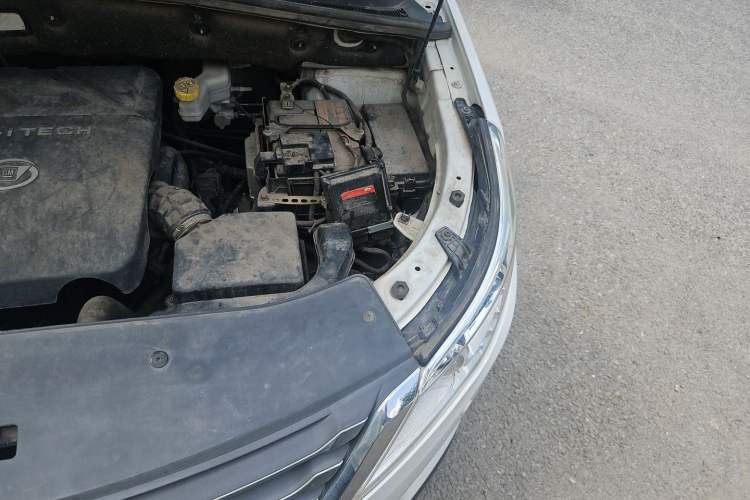 Used Baojun 560 2016 1.8L iAMT Luxury Model Engine Bay Left