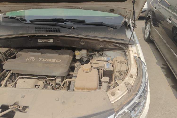 Used Baojun 560 2016 1.5T Manual Luxury Model Engine Bay Left