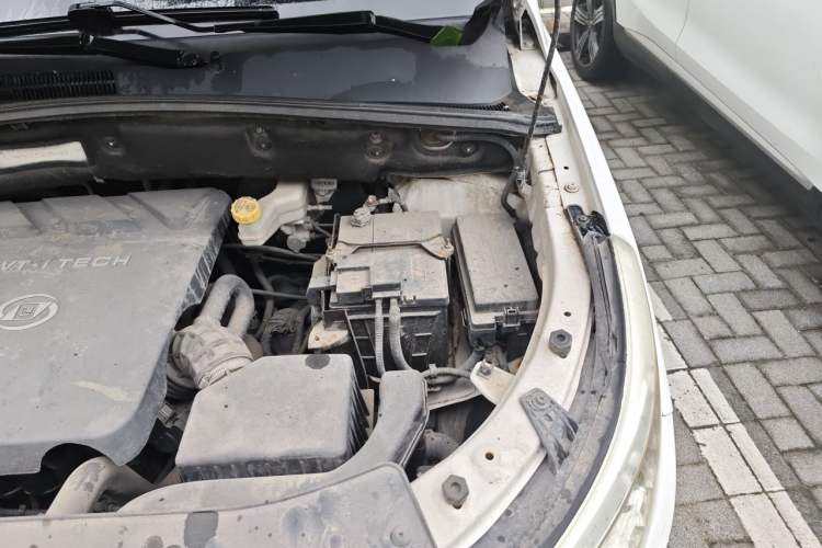 Used Baojun 560 2016 1.8L iAMT Luxury Model Engine Bay Left