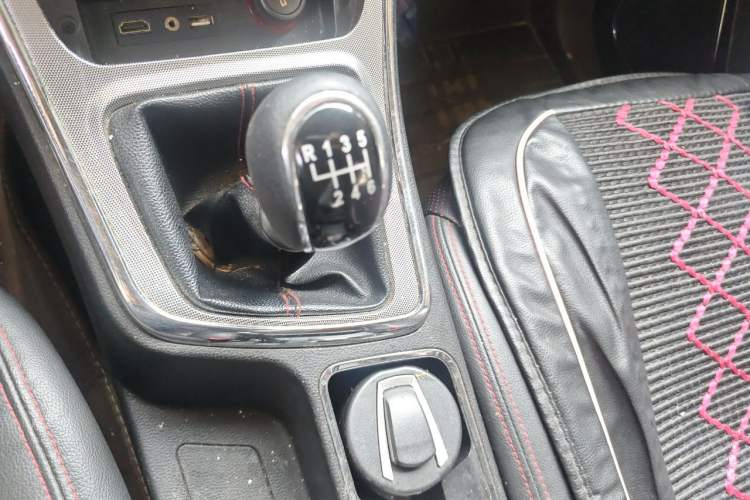 Used Baojun 560 2016 1.5T Manual Luxury Model Gear Lever