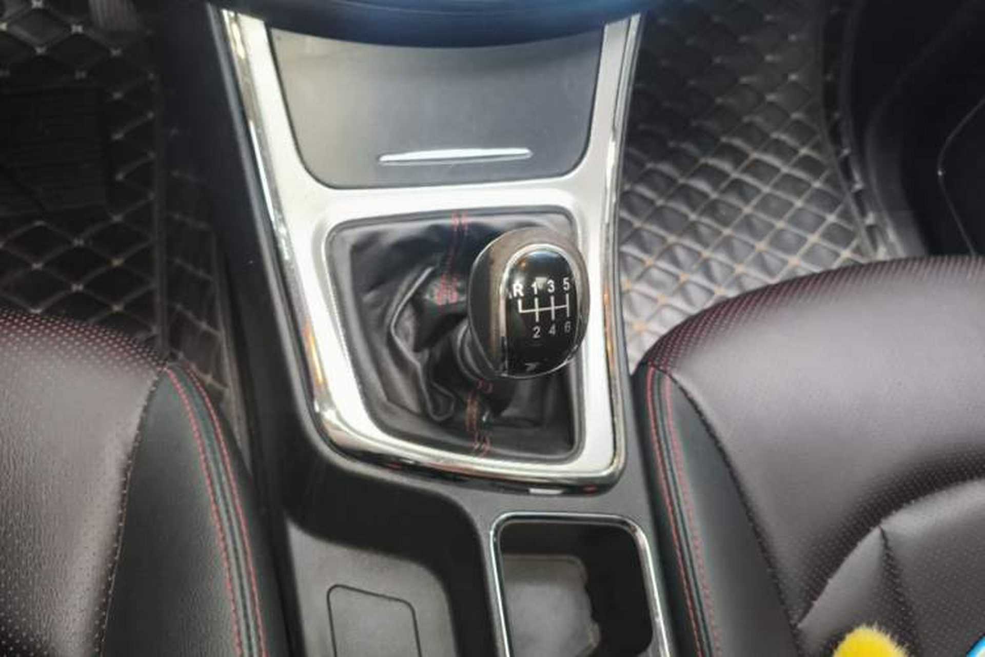 Used Baojun 560 2016 1.5T Manual Luxury Model Gear Lever