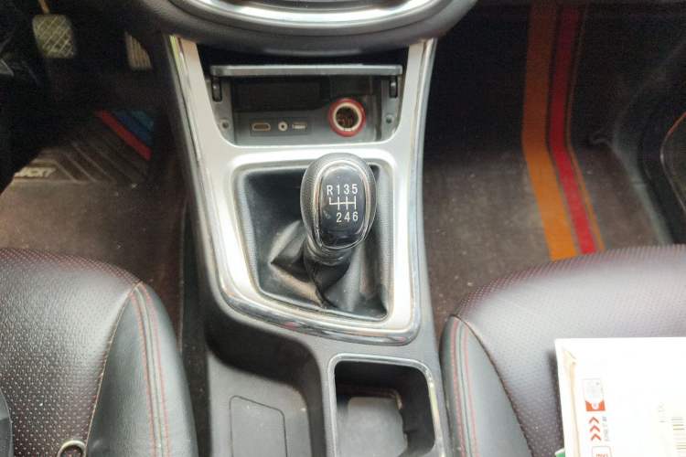 Used Baojun 560 2016 1.5T Manual Luxury Model Gear Lever