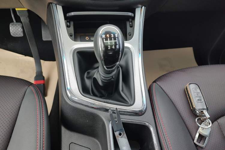 Used Baojun 560 2016 1.5T Manual Luxury Model Gear Lever