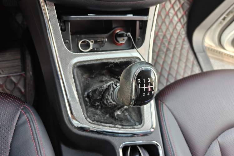 Used Baojun 560 2016 1.5T Manual Luxury Model Gear Lever