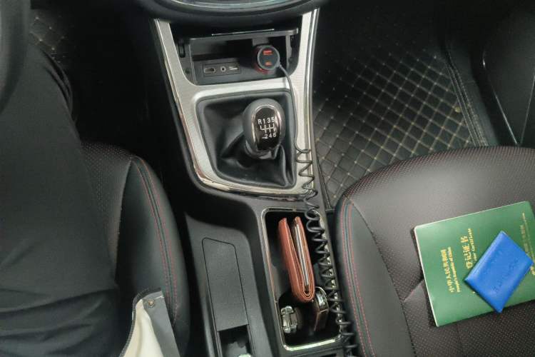 Used Baojun 560 2016 1.5T Manual Luxury Model Gear Lever