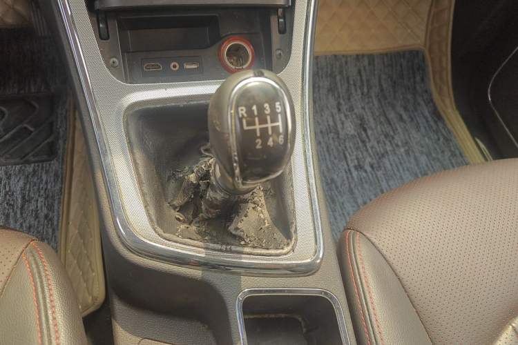 Used Baojun 560 2016 1.5T Manual Luxury Model Gear Lever