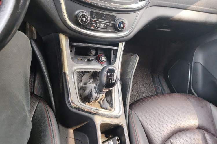 Used Baojun 560 2016 1.5T Manual Luxury Model Gear Lever