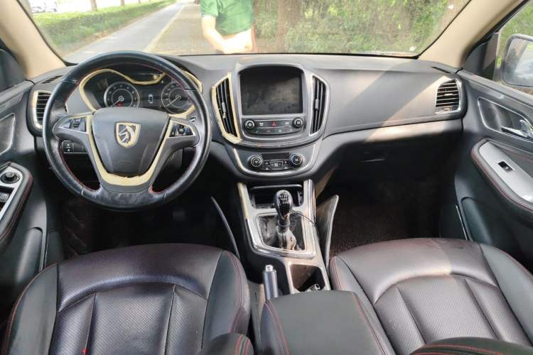 Used Baojun 560 2016 1.5T Manual Luxury Model Interior 2