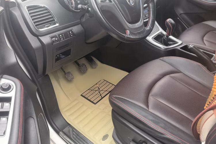 Used Baojun 560 2016 1.8L Manual Luxury Edition Interior 2