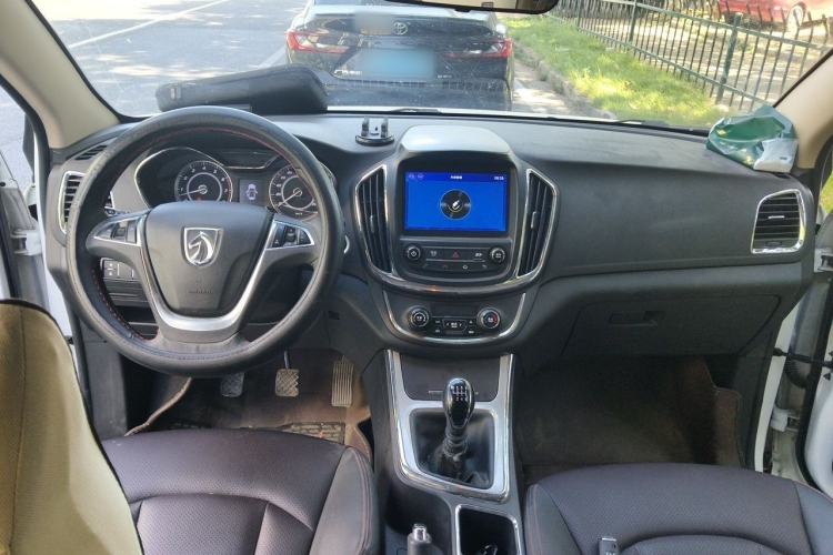 Used Baojun 560 2016 1.5T Manual Luxury Model Interior 2