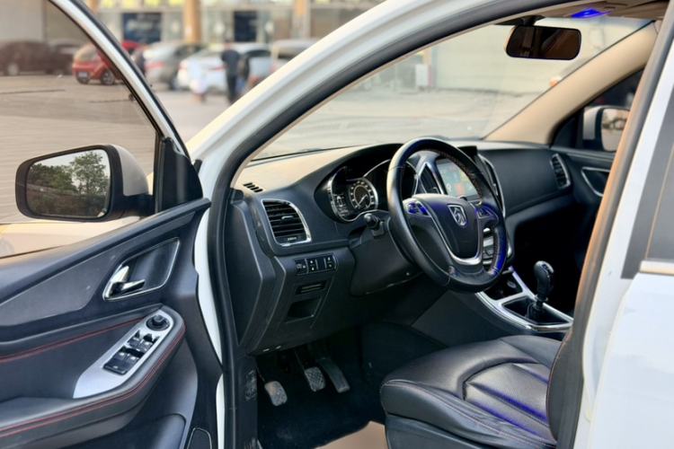 Used Baojun 560 2016 1.8L Manual Luxury Edition Interior 2