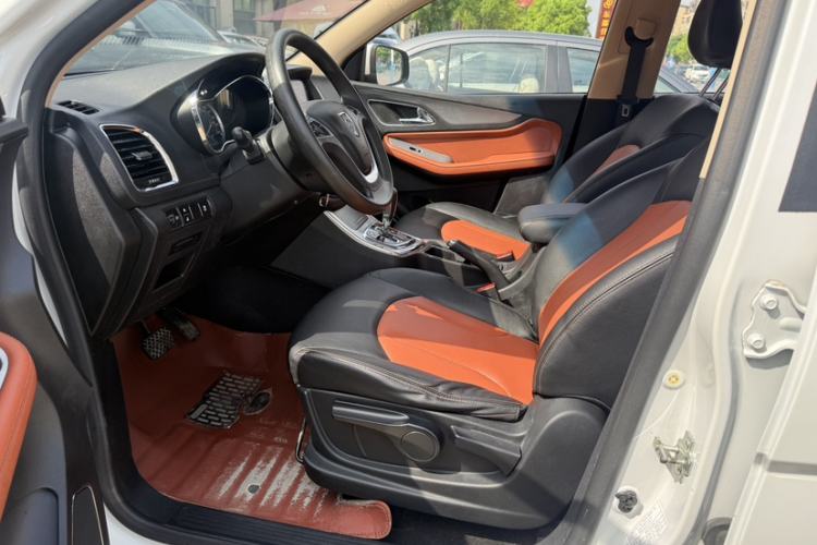 Used Baojun 560 2016 1.8L iAMT Elite Edition Interior 2
