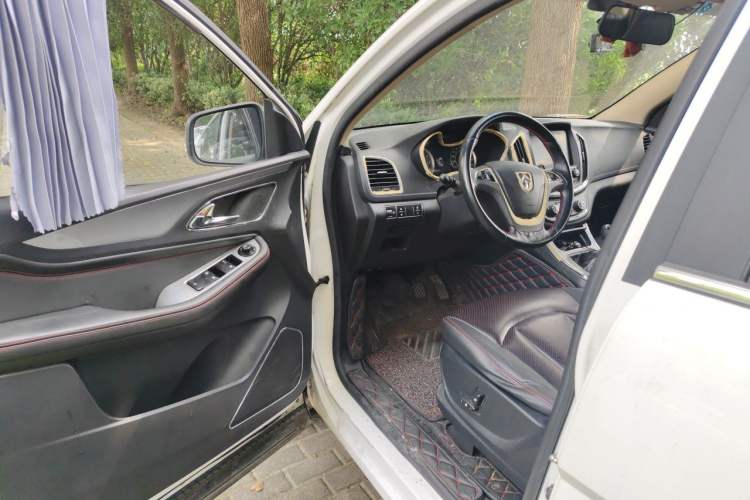 Used Baojun 560 2016 1.5T Manual Luxury Model Interior 3