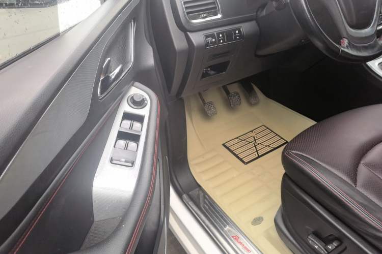 Used Baojun 560 2016 1.8L Manual Luxury Edition Interior 3