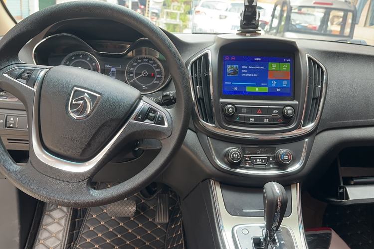 Used Baojun 560 2016 1.8L iAMT Luxury Model Interior 3