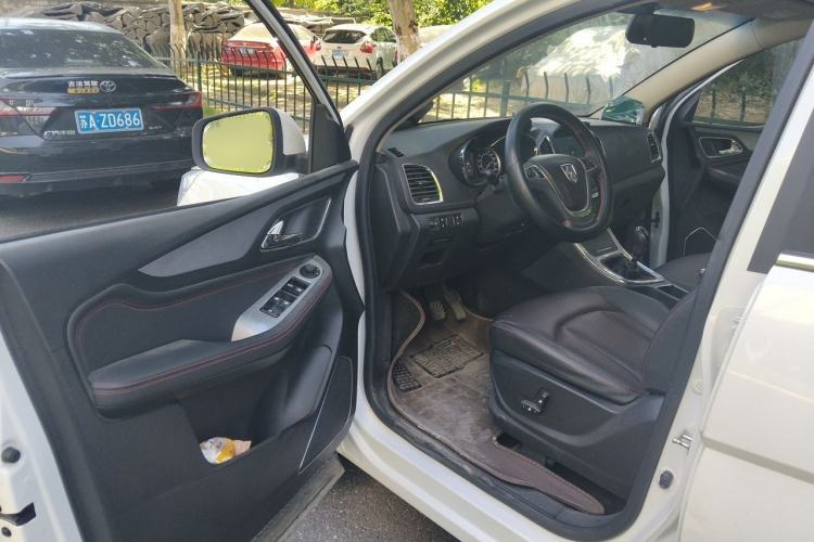 Used Baojun 560 2016 1.5T Manual Luxury Model Interior 3
