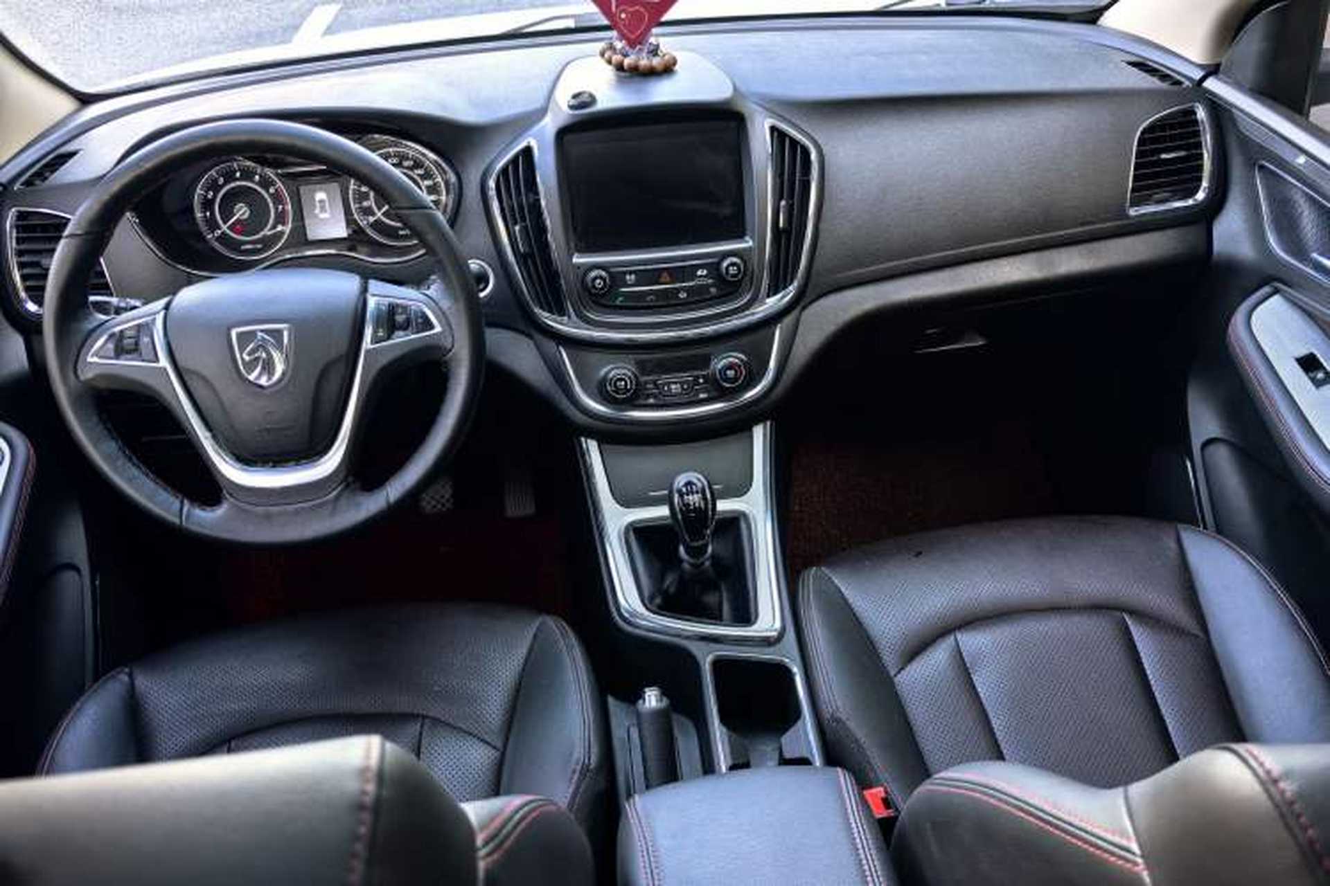 Used Baojun 560 2016 1.8L Manual Luxury Edition Interior 3