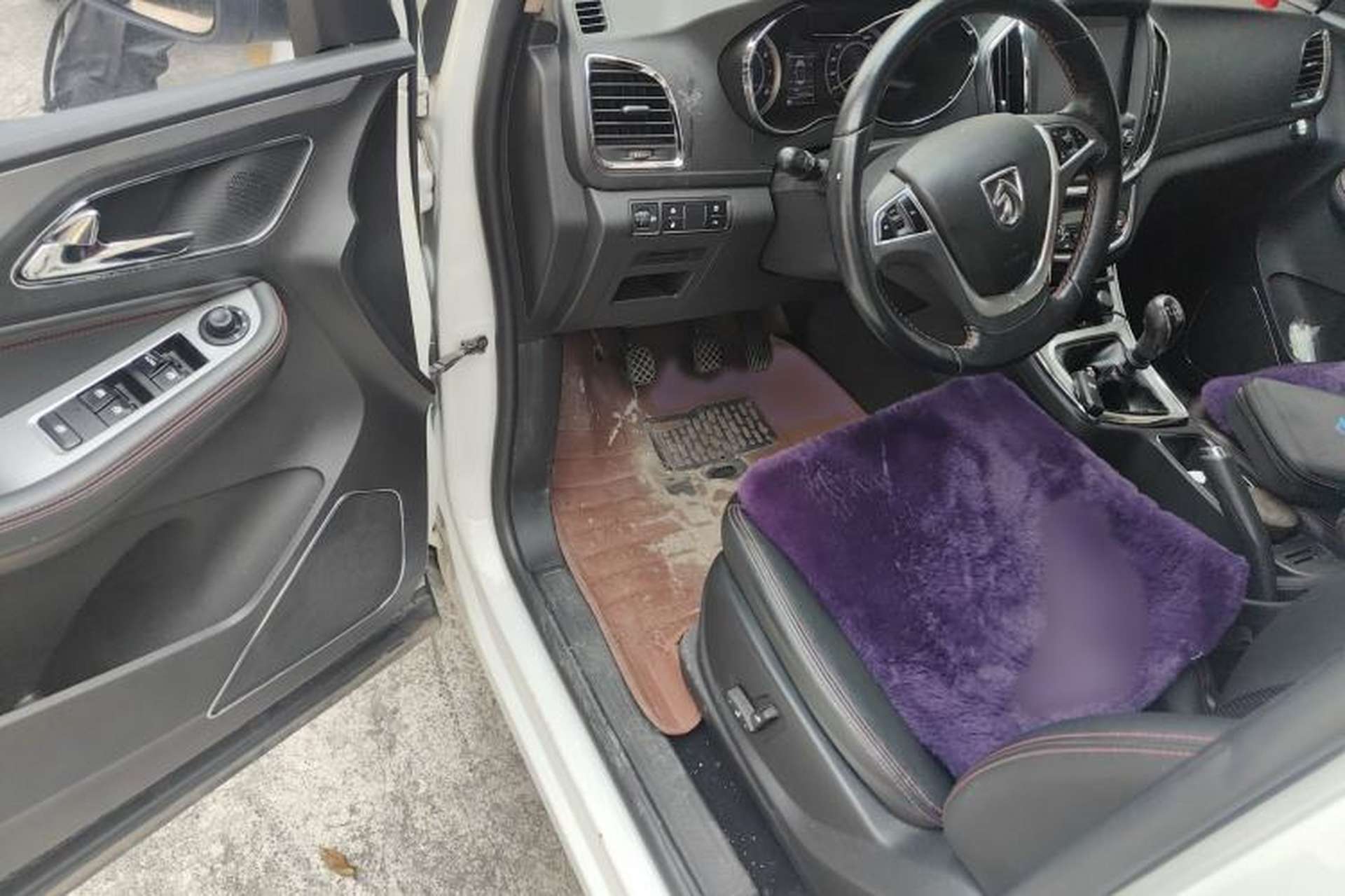 Used Baojun 560 2016 1.8L Manual Luxury Edition Interior 3