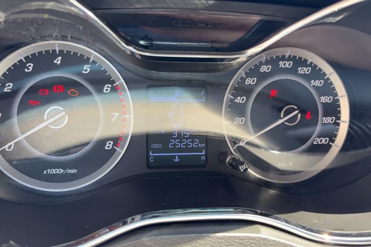 Used Baojun 560 2016 1.5T Manual Comfort Edition Interior 3
